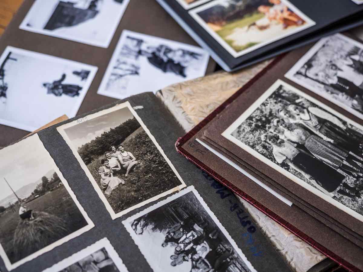 Alte Fotoalben und Erinnerungsfotos – Biografie- und Erinnerungsarbeit